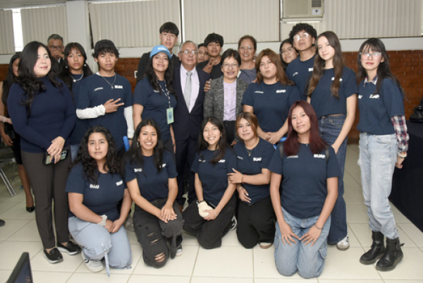 Rinden III informe en Preparatoria &quot;Enrique Cabrera Barroso&quot;