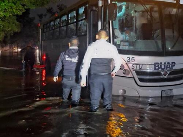 Policía Auxiliar apoya a personas varadas por fuertes lluvias