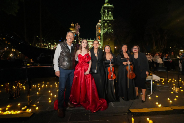 Asiste al “Zócalo Entre Velas” con Lulú García
