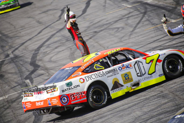 Gana Xavi Razo tercera fecha de NASCAR México en Puebla