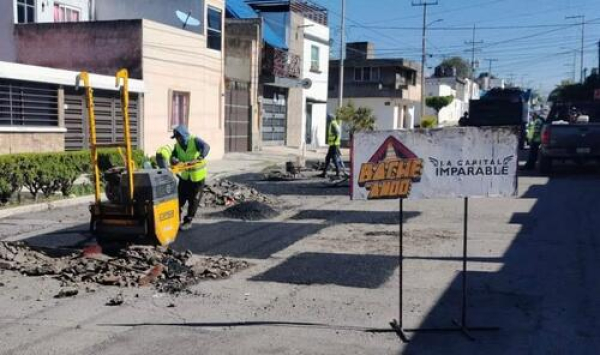 &quot;Bacheando Puebla&quot; avanza en 25 vialidades