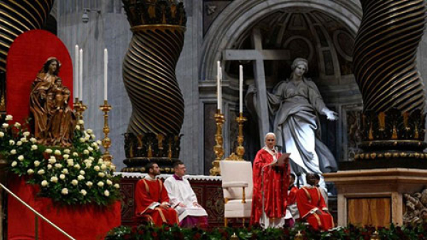El Paráclito nos defiende de los prejuicios que apagan la luz del Evangelio