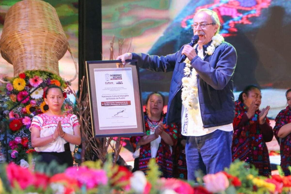 Reconocen a los textiles y bordados de Hueyapan