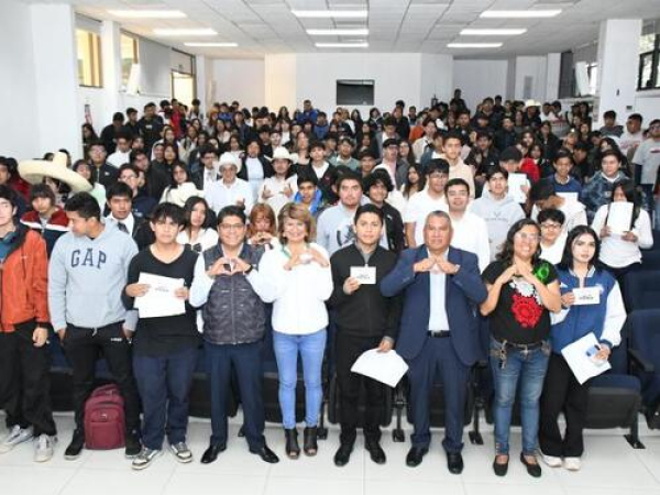 Estudiantes UTH reciben Beca de Conectividad