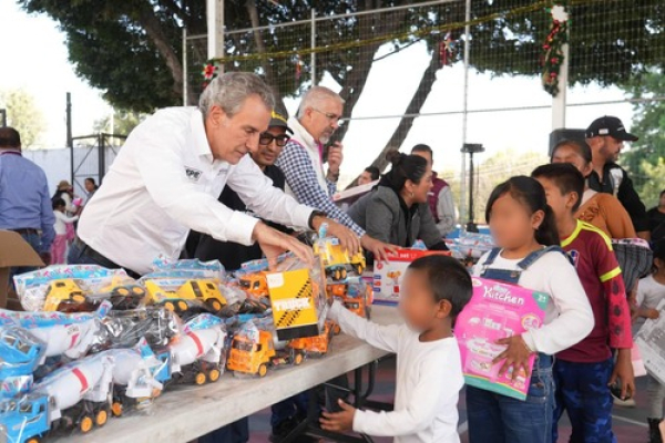 Reparten sonrisas a ni&ntilde;ez de Azumiatla y Mayorazgo
