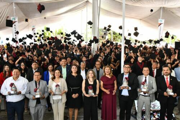 UTH egresa 628 profesionistas