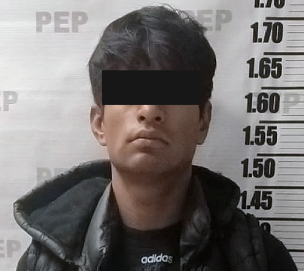 Detienen a dos sujetos por robo de veh&iacute;culo