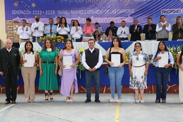 Diputado Pável Gaspar asiste a graduación del CBTA 185