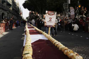 SMDIF busca romper r&eacute;cord con Rosca de Reyes monumental