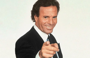 Investigan a Julio Iglesias por acoso