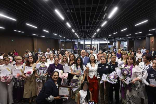 Entregan Galardón Áurea a destacadas mujeres
