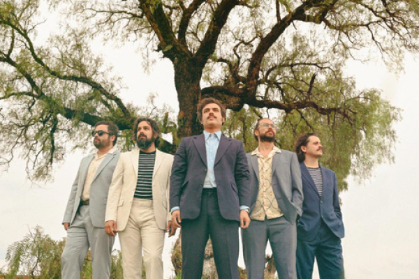 Escucha &ldquo;Errante&rdquo; lo nuevo de Enjambre