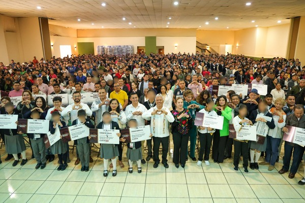 Entrega SEP más de 12 mil becas a estudiantes