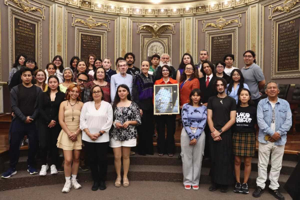 Congreso reconoce trayectoria de la escritora Kyra Galván