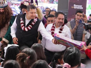Alejandro Armenta entrega juguetes en microrregiones