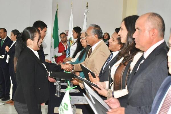 Otorga Conalep 220 títulos profesionales