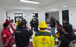 PC rescata a dos personas lesionadas en zona montañosa de Quimixtlán