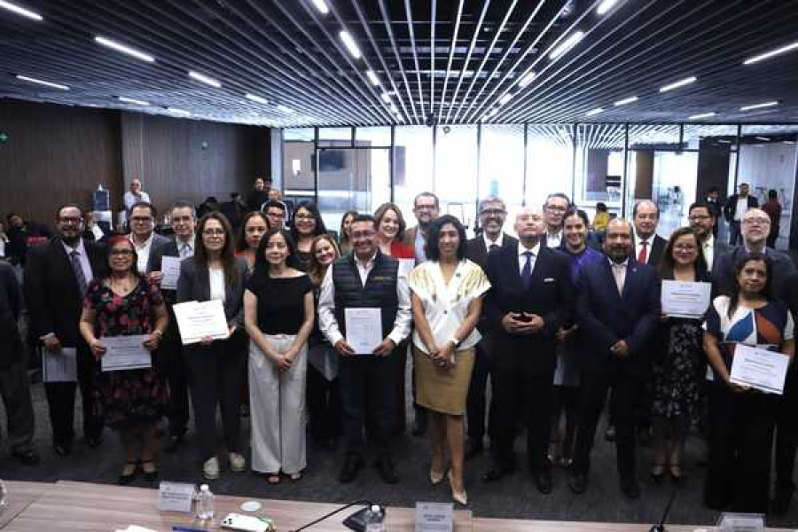 Reconocen talento académico en el Congreso