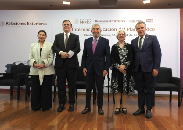 El canciller Ebrad presenta el Plan México al cuerpo diplomático