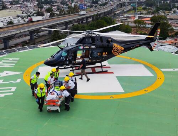 Salud traslada vía aérea a hombre herido en Cuetzalan