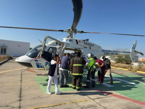V&iacute;a a&eacute;rea, trasladan a joven lesionado de Iz&uacute;car a Puebla