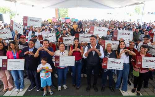 Entregan apoyos a más de 800 familias poblanas