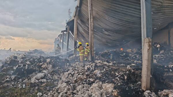 Tras 18 horas, PC Estatal liquida incendio en bodega