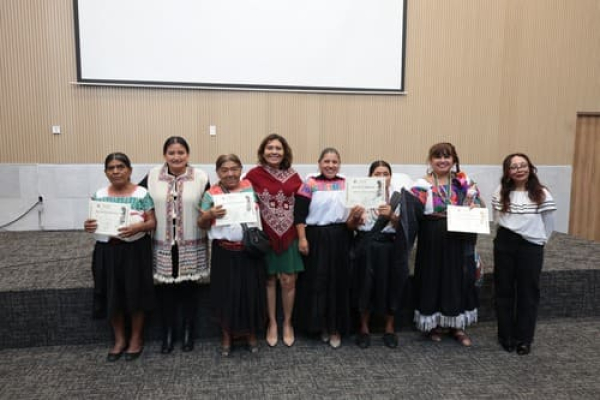 Diputadas reconocen a mujeres indígenas
