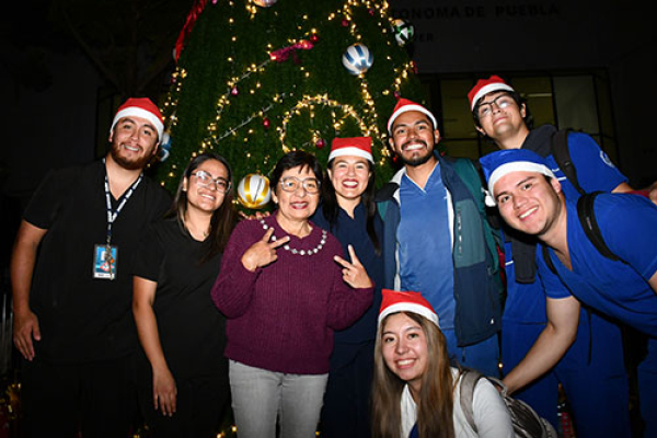 Enciende Rectora Lilia Cedillo Árbol de Navidad en el área de la Salud