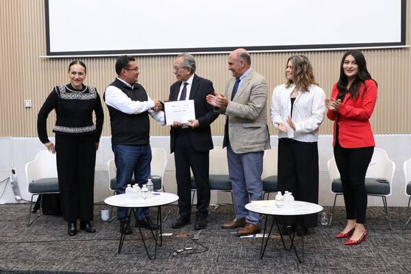 Puebla reconoce trayectoria del Dr. José Luis Rhi-Sausi
