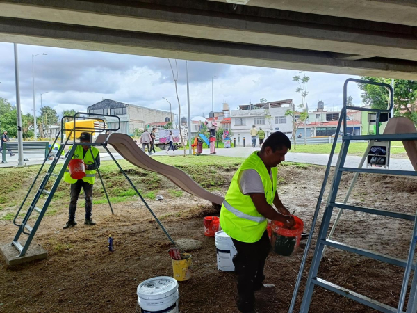 Puebla Capital realiza mantenimiento al mobiliario urbano