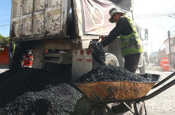 Ayuntamiento realiza bacheo en colonia San Pedro