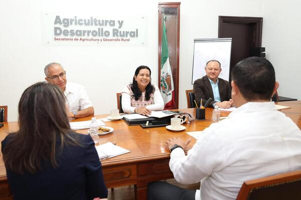 Agricultura y FIRA coordinan acciones para productores