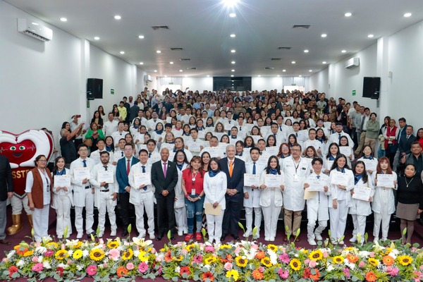 Egresan del ISSSTEP 81 internos pregrado