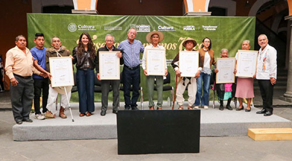 Adultos mayores son reconocidos por preservar la cultura