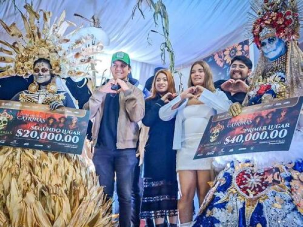 Catrinas y Catrines desfilan en Ex-Hacienda de Chautla