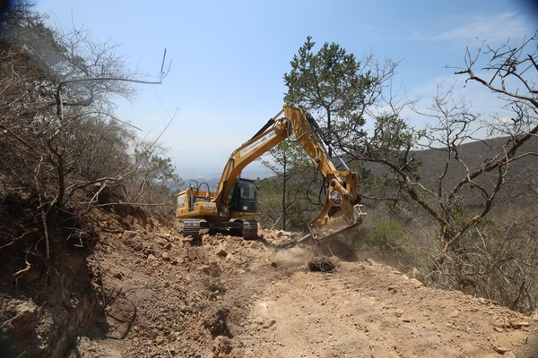 Rehabilitan camino rural en la Sierra Negra