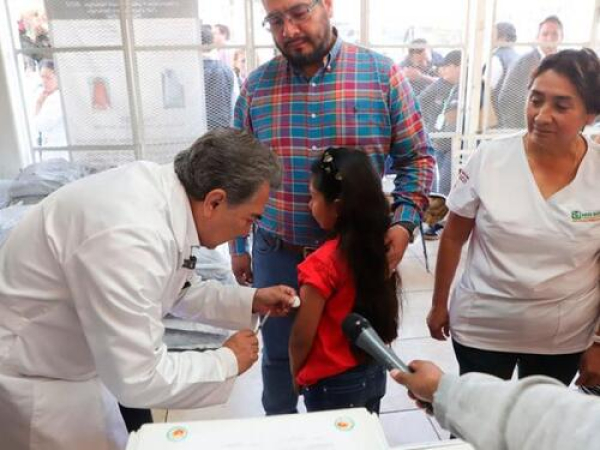 Realizan jornada de vacunaci&oacute;n en Mercado Hidalgo