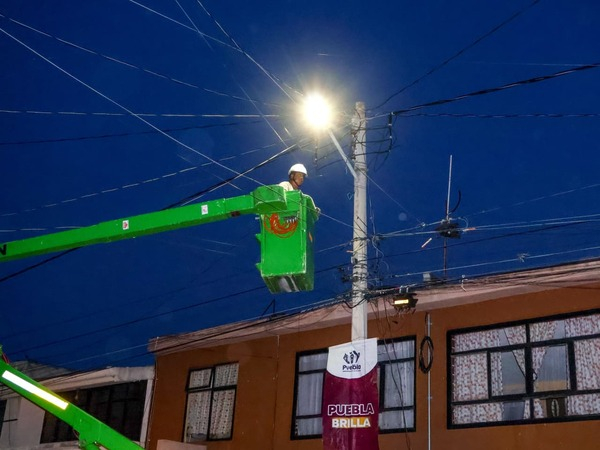 "Puebla Brilla" moderniza luminarias en Granjas del Sur