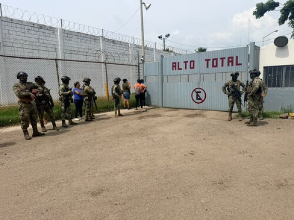 Mueren 10 personas en penal de Sinaloa