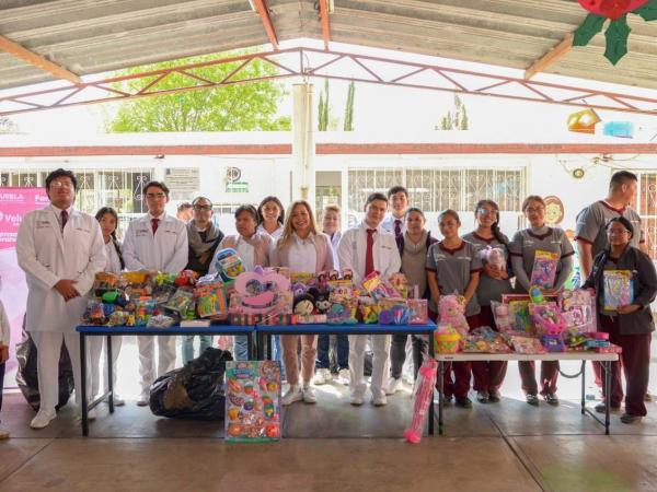 Entrega USEP juguetes a ni&ntilde;as y ni&ntilde;os de Cholula