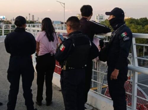 Evitan que mujer se lance del puente del Parque Lineal