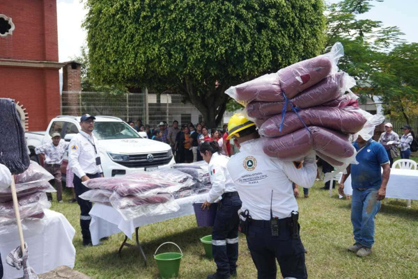 Gobierno Estatal apoyan a familias afectadas en Tlaola