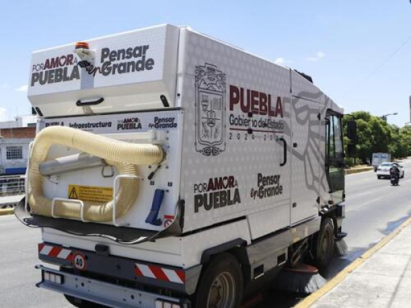 Barredoras mecánicas limpian vialidades en Puebla capital