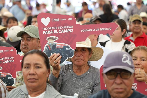 Entregan apoyos al campo en Tecamachalco
