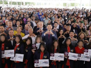 Entregan Becas de Conectividad en Puebla Capital