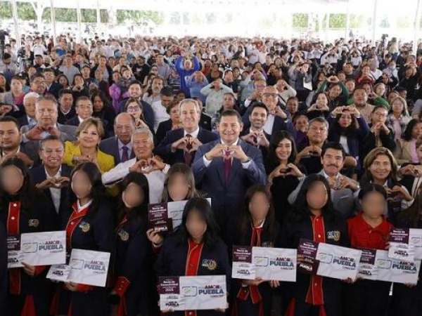 Entregan Becas de Conectividad en Puebla Capital