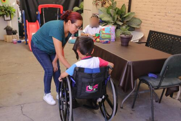 SMDIF apoya a menor con hidrocefalia