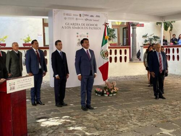 Bienestar realiza Honores a los Símbolos Patrios
