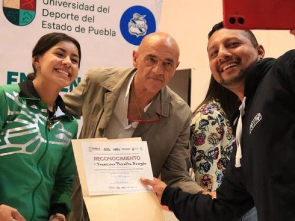 &quot;Chelis&quot; y &quot;La Bonita&quot; entregan diplomas a entrenadores